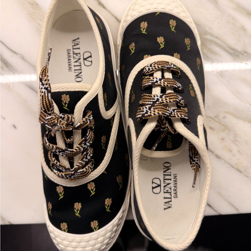 Valentino Garavani “Bay By Bay” Floral Low-Top Sneakers. Black And Cream Color.